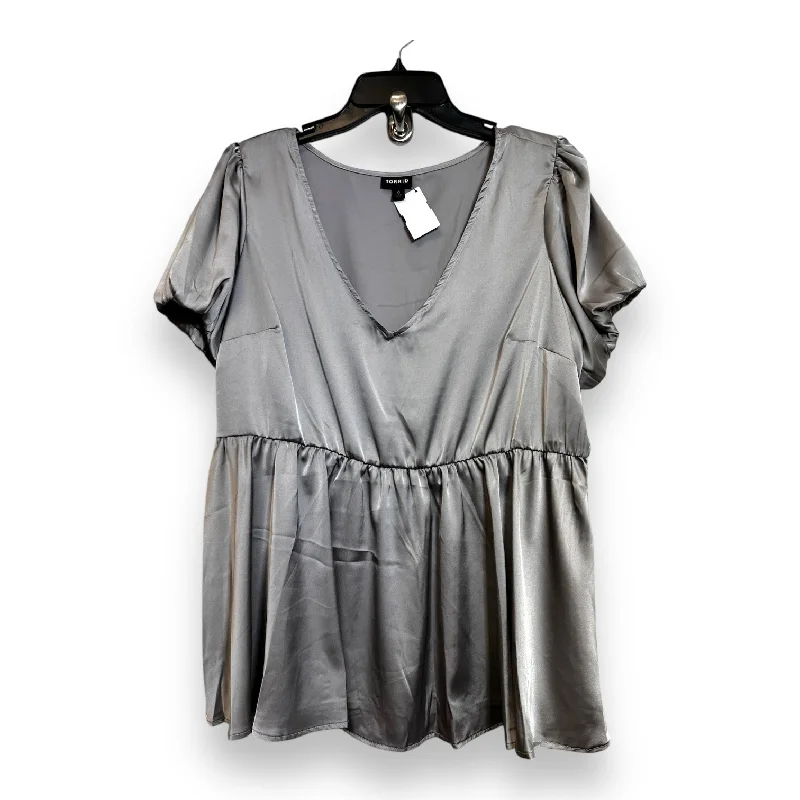 Top Short Sleeve By Torrid In Silver, Size: M